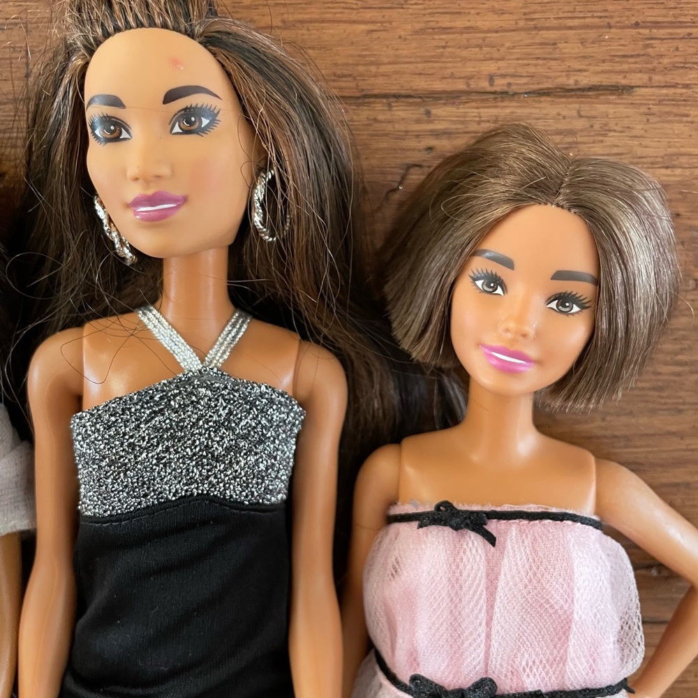 Stylish Barbie Dolls 'Going Out Tonight' Four Pack - Picture 4 of 12